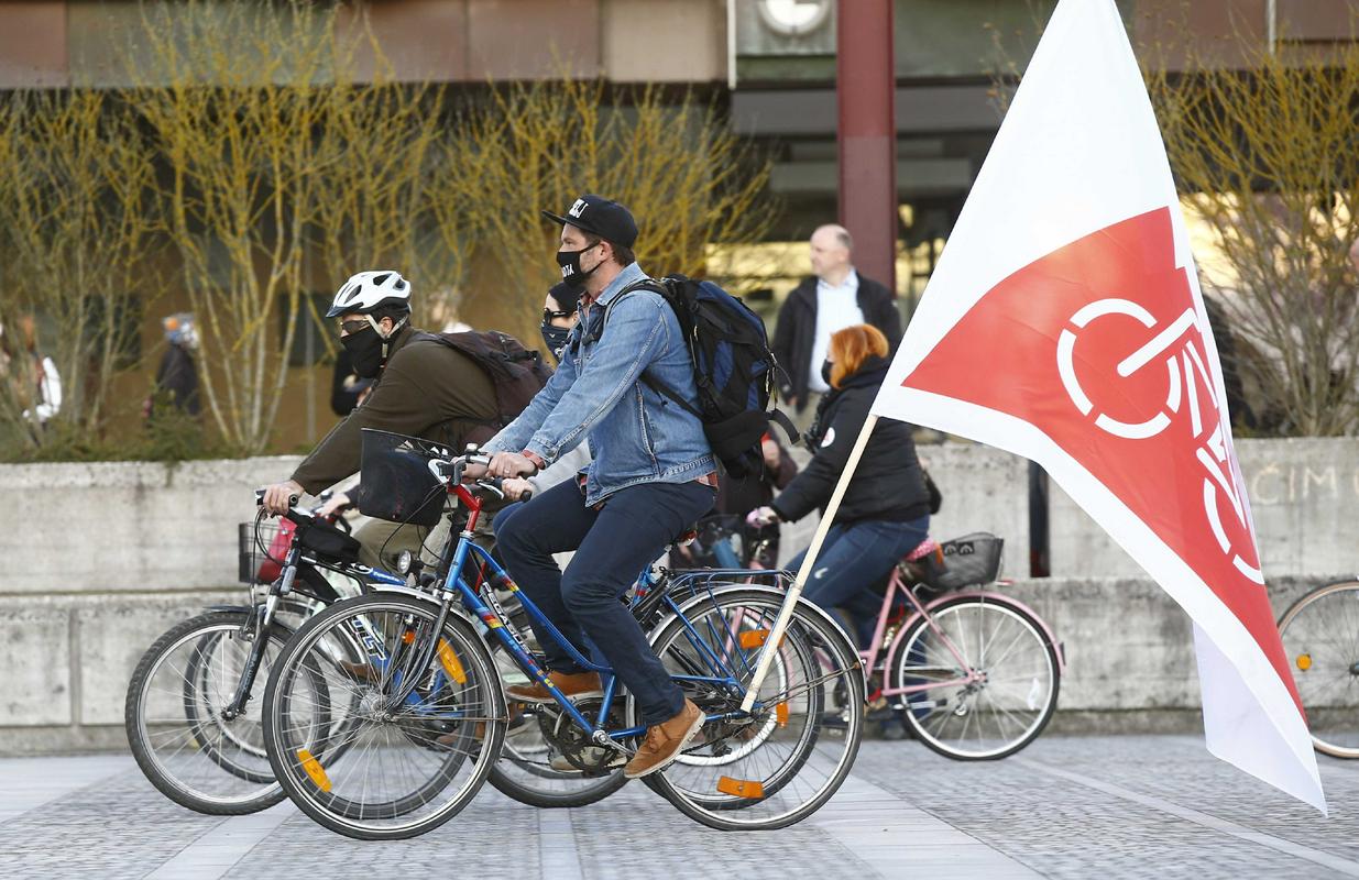 Petkovi kolesarji že več kot leto dni protestno poganjajo pedale za padec vlade. Na fotografiji zbrani na Prešernovem trgu v Ljubljani. Foto: BoBo