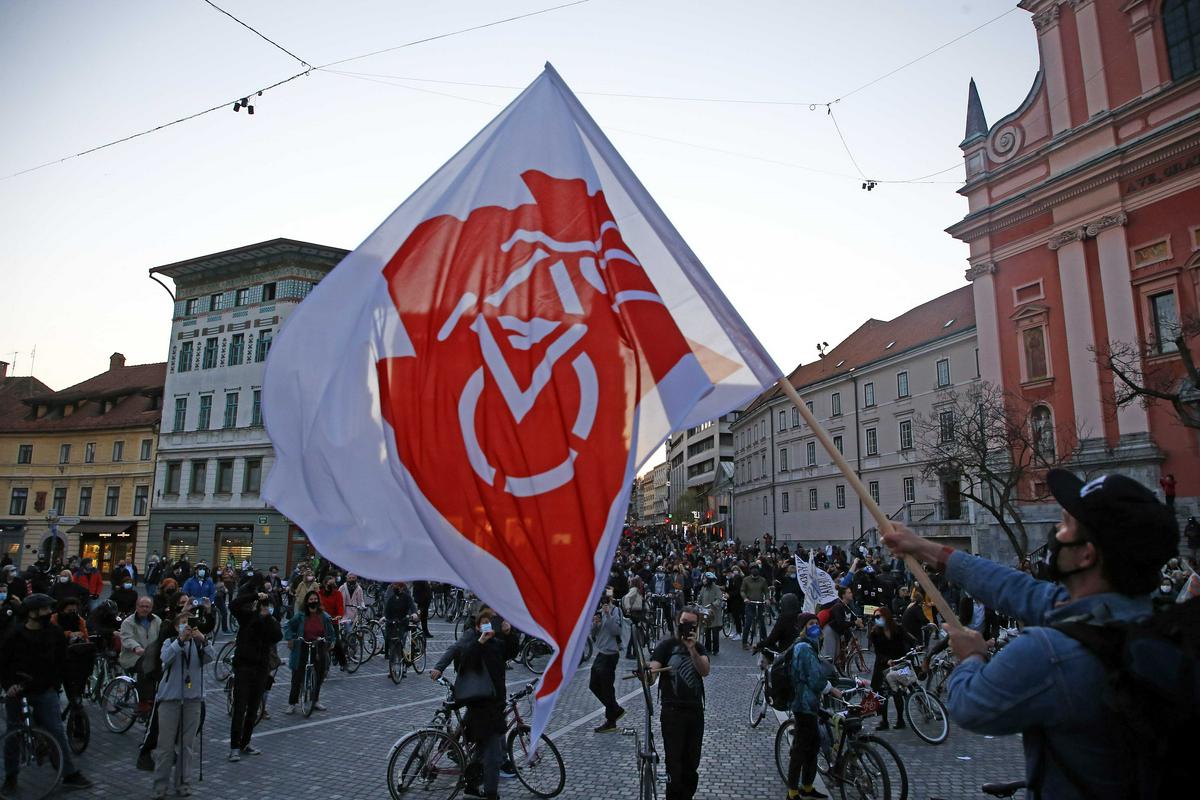 Petkovi kolesarji že skoraj leto in pol protestirajo zahtevajoč padec vlade in predčasne volitve. Na fotografiji zbrani na Prešernovem trgu v Ljubljani. Foto: BoBo