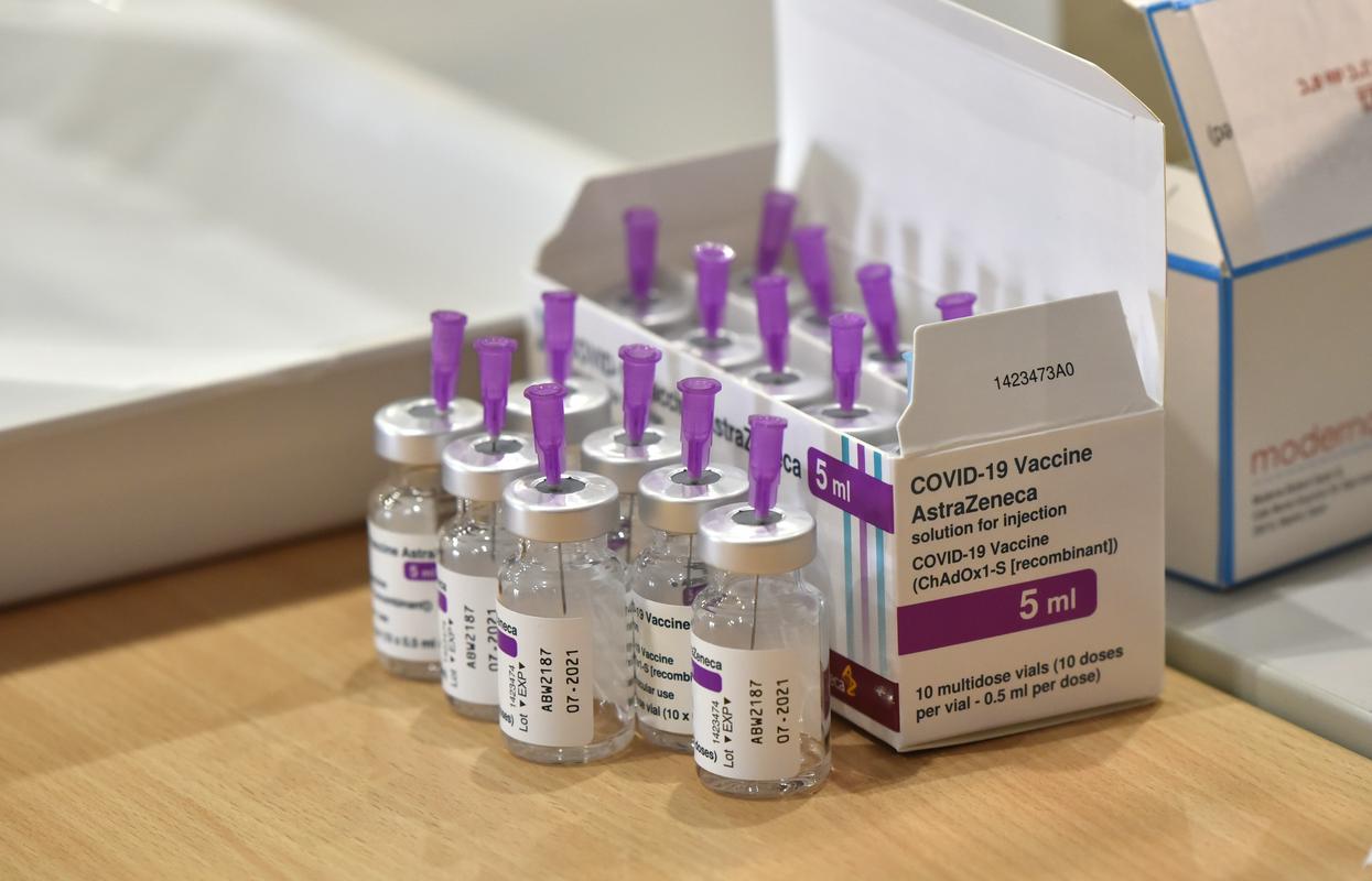 V maju in juniju NIJZ pričakuje dobavo 465 tisoč odmerkov cepiva AstraZenece, a dobava še ni uradno potrjena. Foto: BoBo