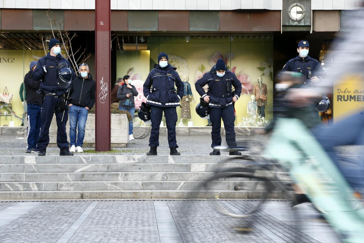Po ocenah nekaterih strokovnjakov se je med epidemijo povečala policijska represija. Foto: BoBo