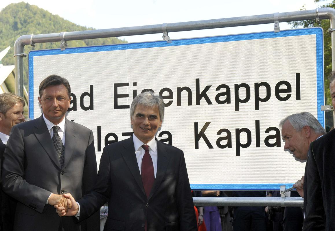  Tedanji slovenski predsednik vlade je z avstrijskim kolegom Wernerjem Faymanom pred desetimi leti prisostvoval postavitvi prve dvojezicne table na avstrijskem Koroškem. Foto: BoBo