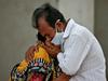 V Indiji rekordnih 353.000 okužb; WHO miri glede indijske različice virusa
