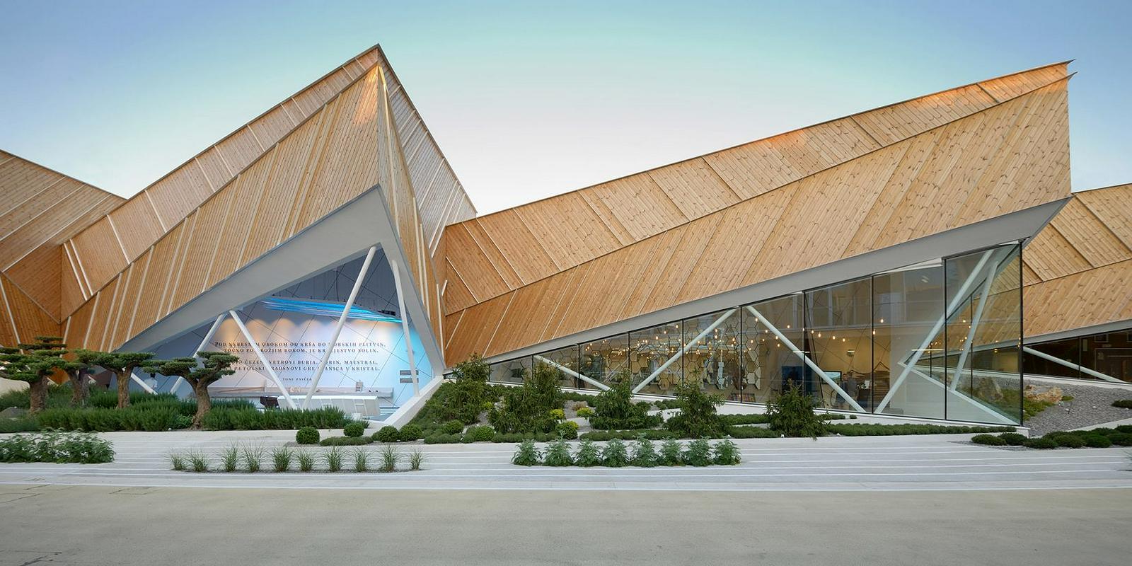 Pri arhitekturnem biroju SoNo Arhitekti so pritegnili mojo pozornost s slovenskim paviljonom na svetovni razstavi Expo Milano 2015. Zahvaljujoč lesu in zelenju ima ta preprost, a sodoben dizajn slovenski podton. Foto: SoNo Arhitekti 