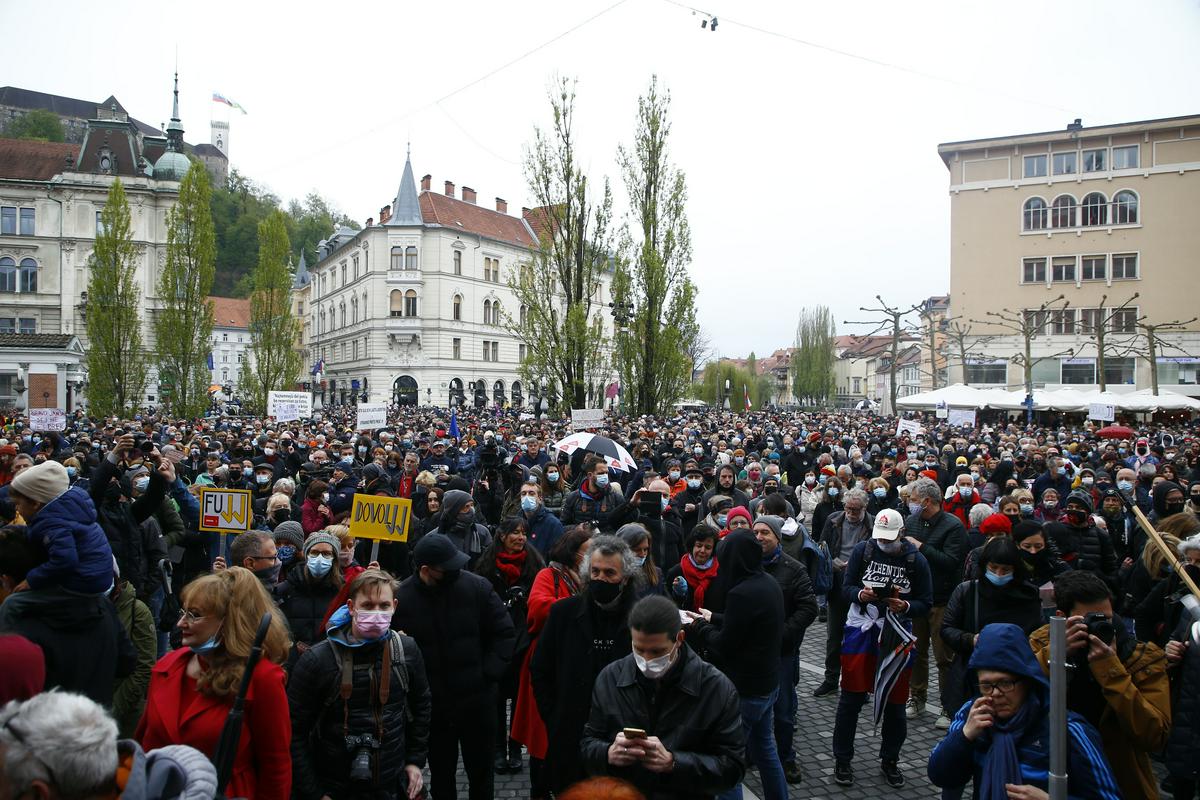 Prešernov trg, ki je bil kot običajno izhodišče protesta, se je napolnil ob 17. uri. Foto: BoBo