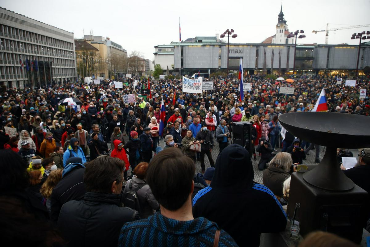 Protestni shod se je z nagovori končal na Trgu republike, po oceni policije se je zbralo okoli 10.000 ljudi. Foto: BoBo
