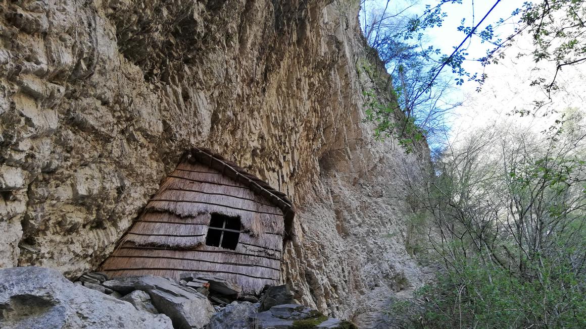 V grapi Zadlaščice so zgradili barako pod previsom stene. Foto: Radio Koper