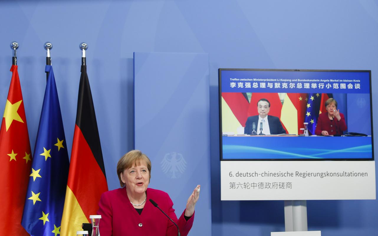Nemška kanclerka Angela Merkel med virtualnim pogovorom s kitajskim kolegom Li Kečjangom. Foto: EPA