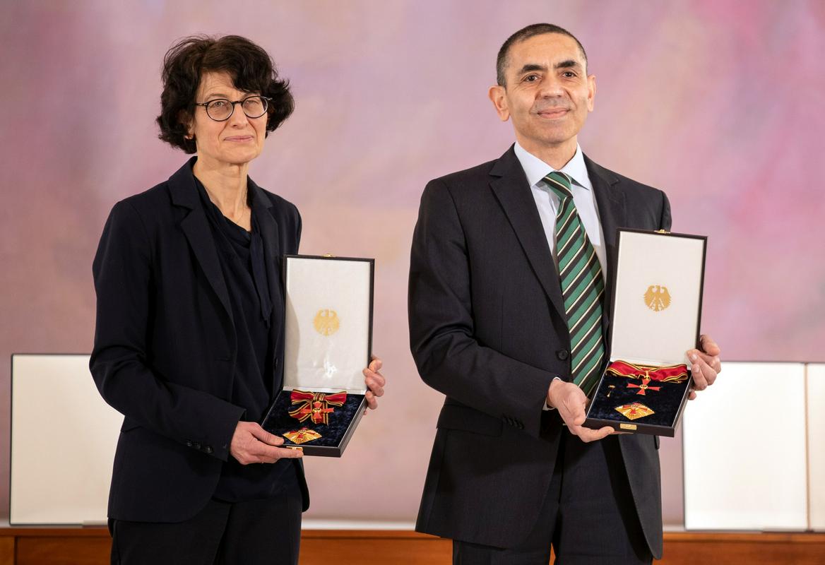 Ugur Sahin in Özlem Tureci, zakonca in ustanovitelja podjetja BioNTech, sta marca letos prejela nemško državno odlikovanje za zasluge. Foto: EPA