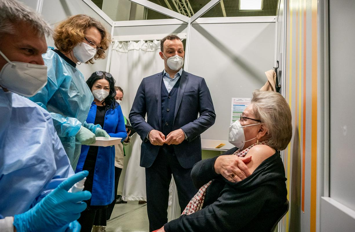 Nemški minister za zdravje Jens Spahn v enem od cepilnih centrov v Berlinu (fotografija je z začetka aprila). Foto: EPA