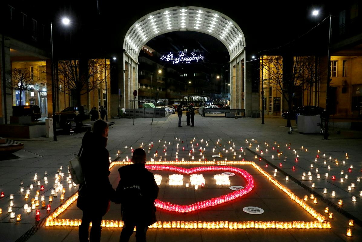 Poklon več kot 27.000 žrtvam covida-19. Foto: Reuters