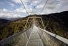 Ni za tiste s slabšim želodcem: prvi koraki po 516-metrskem visečem mostu