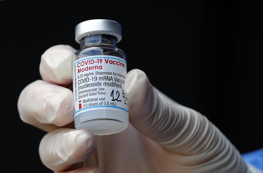 Moderna je sicer v četrtek sporočila, da naj bi leta 2022 proizvedla do tri milijarde odmerkov cepiva. Foto: EPA
