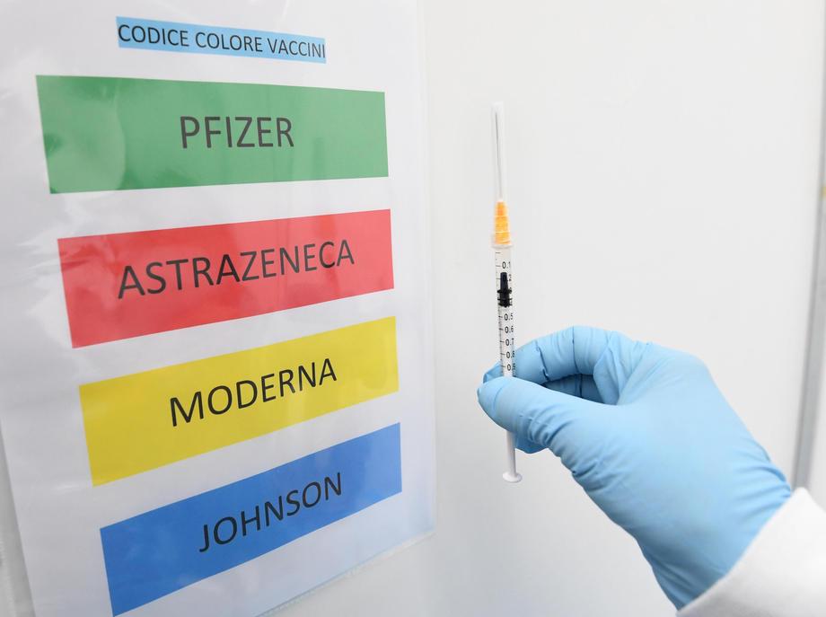 Fotografija s cepilnega središča v Italiji, kjer tip cepiva proti covidu-19 označujejo z barvami. Foto: EPA