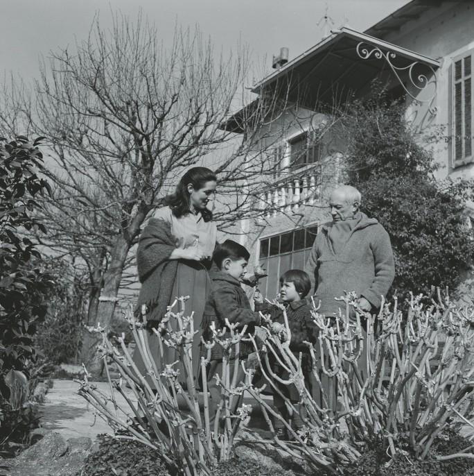Francoise, Pablo in njuna dva otroka, Claude in Paloma, leta 1953 na domačem vrtu. Ko sta se spoznala, je imela ona 21 let, on pa 61. Foto: Edward Quinn