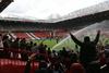Navijači rdečih vragov protestirali na zelenici Old Trafforda - derbi z Liverpoolom preložen