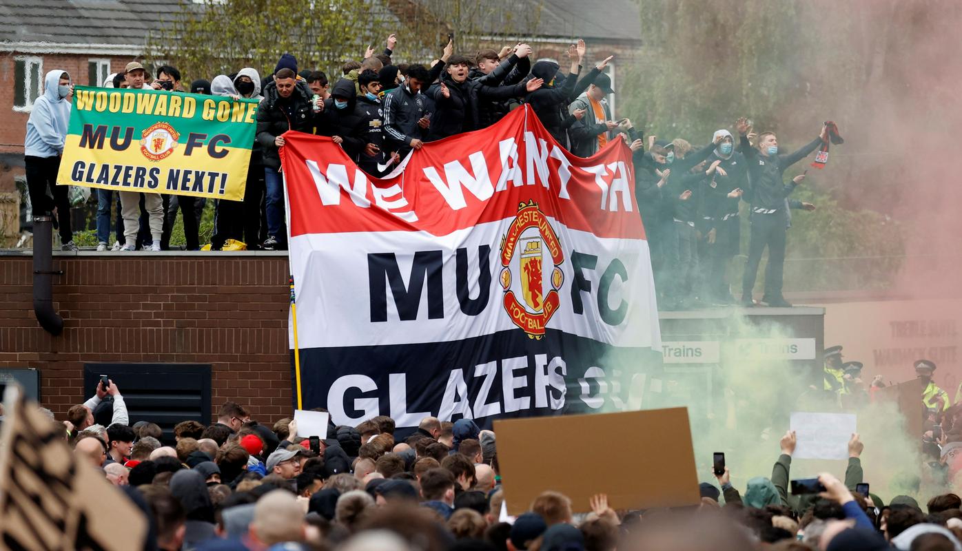 Navijači Manchester Uniteda že dalj časa protestirajo zoper lastnike, družino Glazer, ki je klub kupila leta 2005. Želijo si predvsem, da bi klub z Old Trafforda (do)končno zapustili. Foto: EPA