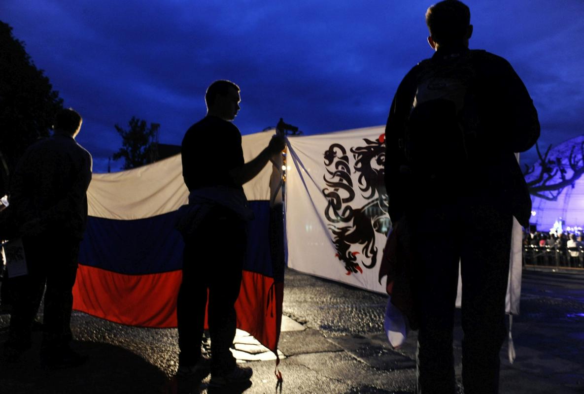 Prizor z obrobja državne proslave leta 2009, ko so nekateri prinesli domnevno karantansko zastavo. Foto: BoBo/Srdjan Živulović