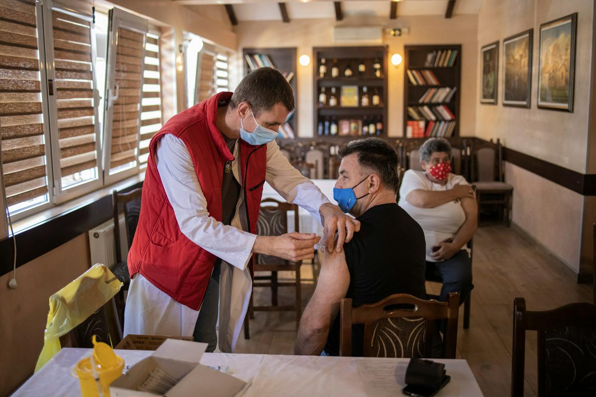Cepljenje poteka precej hitreje v Srbiji, kjer je najmanj prvi odmerek cepiva prejela že tretjina prebivalstva. Foto: Reuters