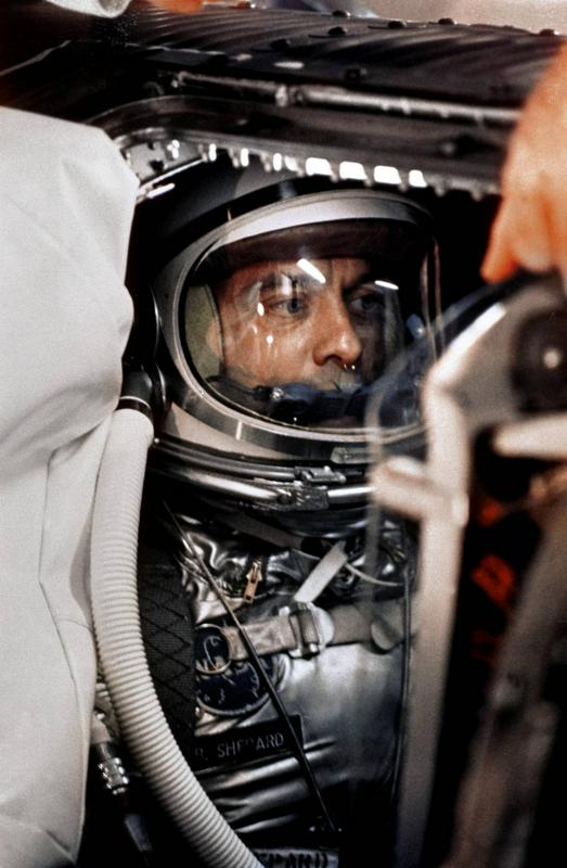 Shepard v tesni kapsuli Mercury. Za polet je bil potreben pogum, saj je kar nekaj raket, na kateri je sedel, pred tem eksplodiralo. Foto: Nasa