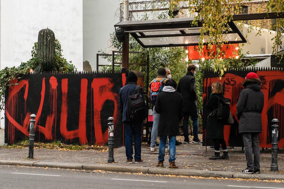 Znameniti berlinski nočni klub Kit Kat je zaradi ukrepov proti širjenju pandemije lani zaprl svoja vrata. Prizorišče pa je nato postalo lokacija testiranja na covid-19. Foto: EPA