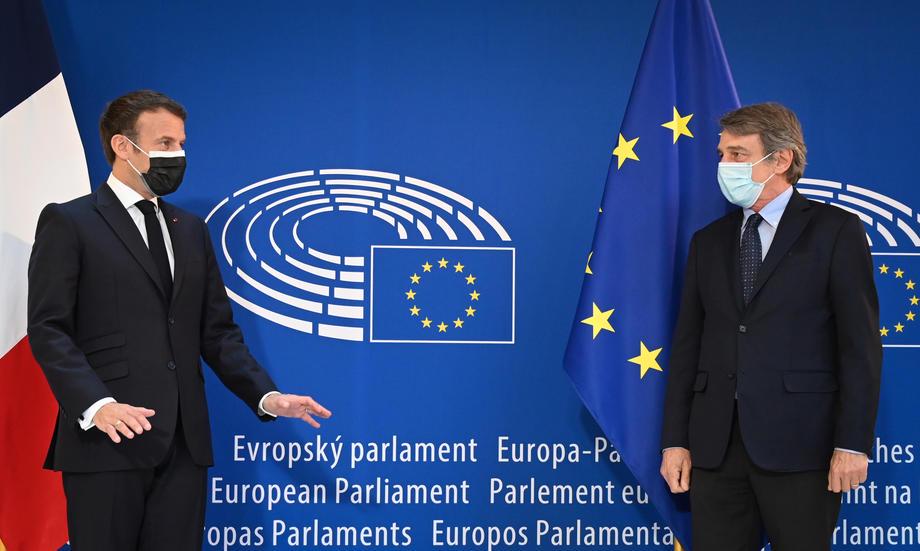 Konec preteklega tedna je bil uvodni dogodek v konferenco o prihodnosti Evrope, na njem pa ni sodeloval premier Janez Janša. Kot je poročal dopisnik RTV Slovenija iz Bruslja Igor Jurič, si je slovenska stran želela, da bi premier bil na slovesnosti, vendar naj bi neuradno udeležbi premierja na slovesnosti v Strasbourgu nasprotoval eden od sopredsedujočih izvršnemu odboru konference Guy Verhofstadt, ki zastopa parlament. Na Twitterju se je pozneje odzval tudi Janša. 