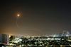 Izrael uničil stolpnico v Gazi; Hamas z raketami na Tel Aviv