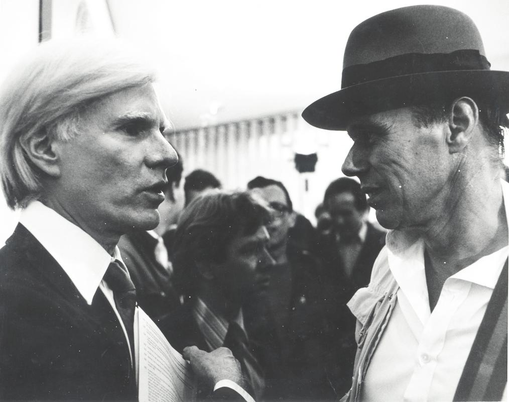 Andy Warhol in Joseph Beuys leta 1979 na odprtju Warholove razstave v Düsseldorfu. Foto: Galerija Hans Hayer/Werner Raeune