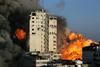 Izrael v Gazi porušil še eno stolpnico, v Sderotu v Hamasovem napadu ubit otrok