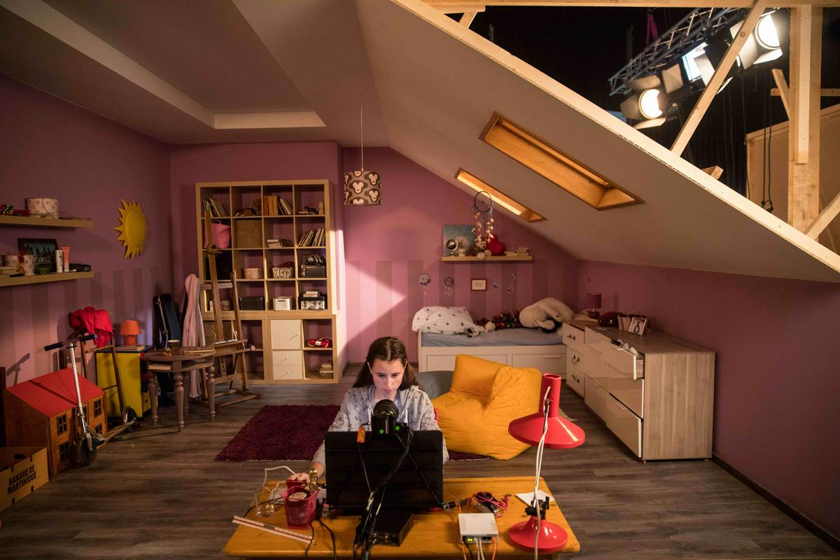 V filmskem studiu so postavili tri dekliške sobe, v katerih so igralke kot 12-letnice odgovarjale pretežno spolno nasilnim moškim vseh starosti. Foto: Milan Jaroš