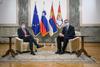 Vučić pozval slovensko delegacijo s Pahorjem na čelu, naj se cepi v Srbiji