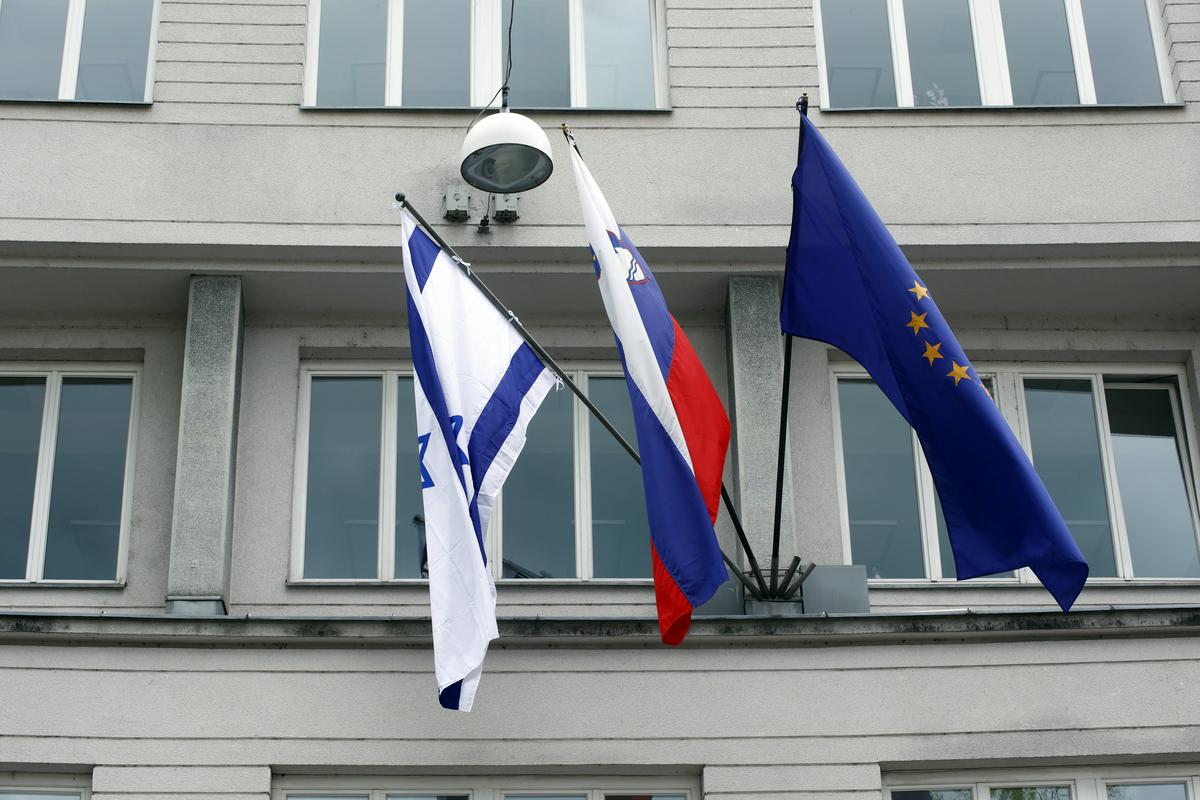 V znak solidarnosti z Izraelom je na vladni palači Janševa vlada izobesila izraelsko zastavo. Foto: Borut Živulovič/Bobo