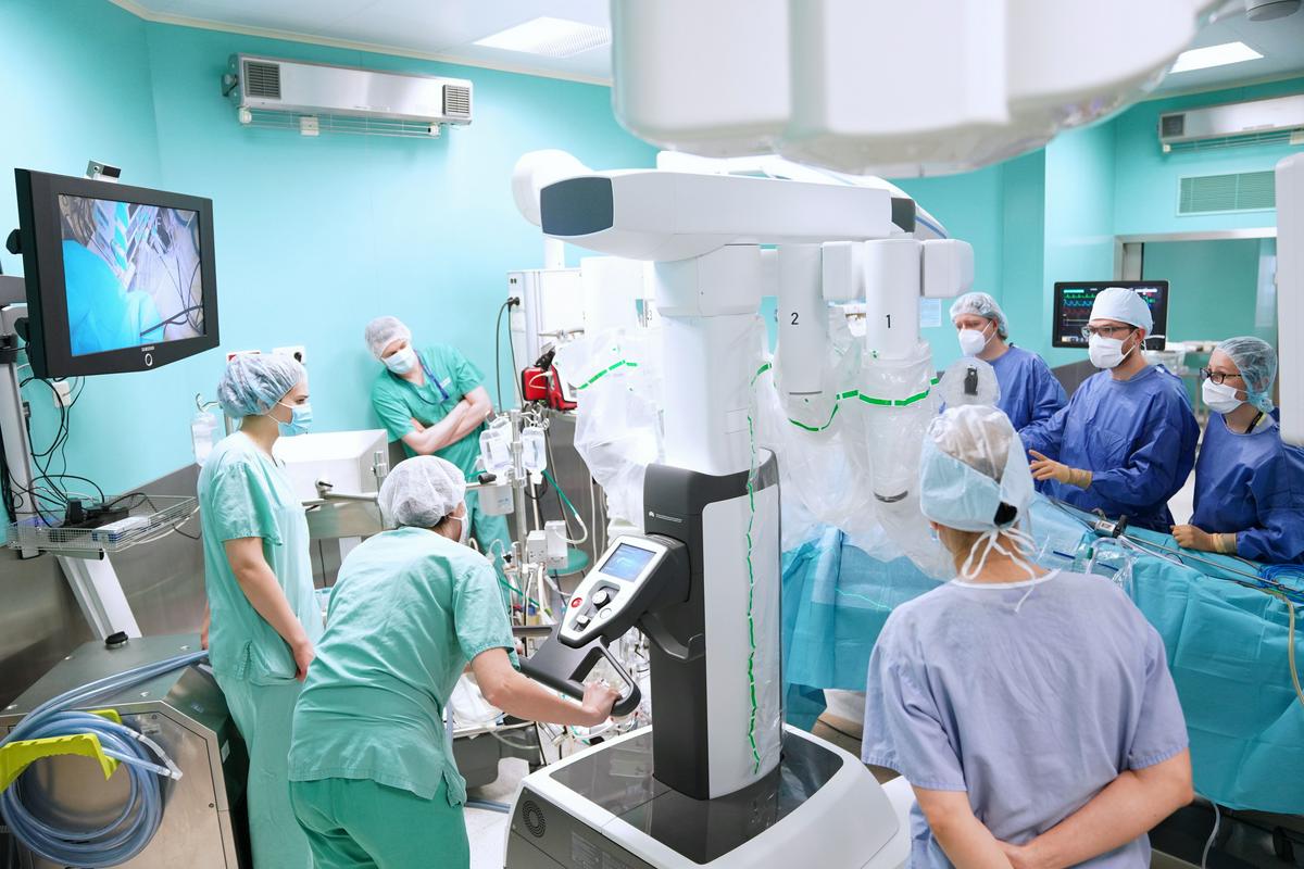 Vse pogosteje se roboti in umetna inteligenca uporabljajo v zdravstvu. Na fotografiji robot Da Vinci v bolnišnici na Poljskem. Foto: EPA