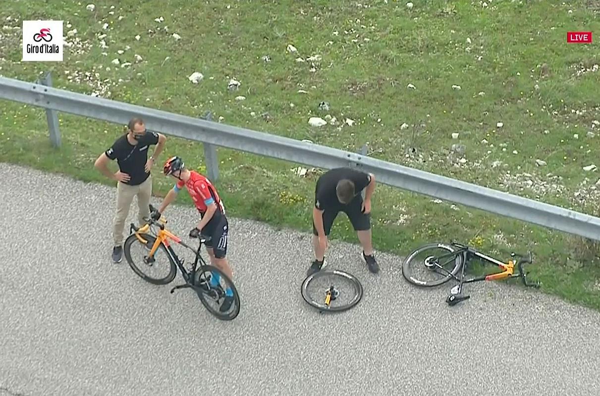 Padec je bil tako hud, da je sprednje kolo kar odtrgalo. Mohorič se je sicer takoj postavil na noge, a verjetno je bil v hudem šoku in še ni čutil bolečin. Foto: Zajem zaslona, Eurosport