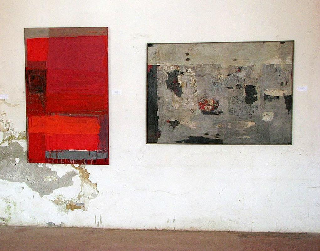 Metlikovič se navezuje tudi na delo slikarja Staneta Kregarja, na fotografiji je na levi Metlikovičeva slika iz zgodnjega obdobja v dialogu s Kregarjevo abstrakcijo na razstavi pred leti. Foto: Arhiv slikarja