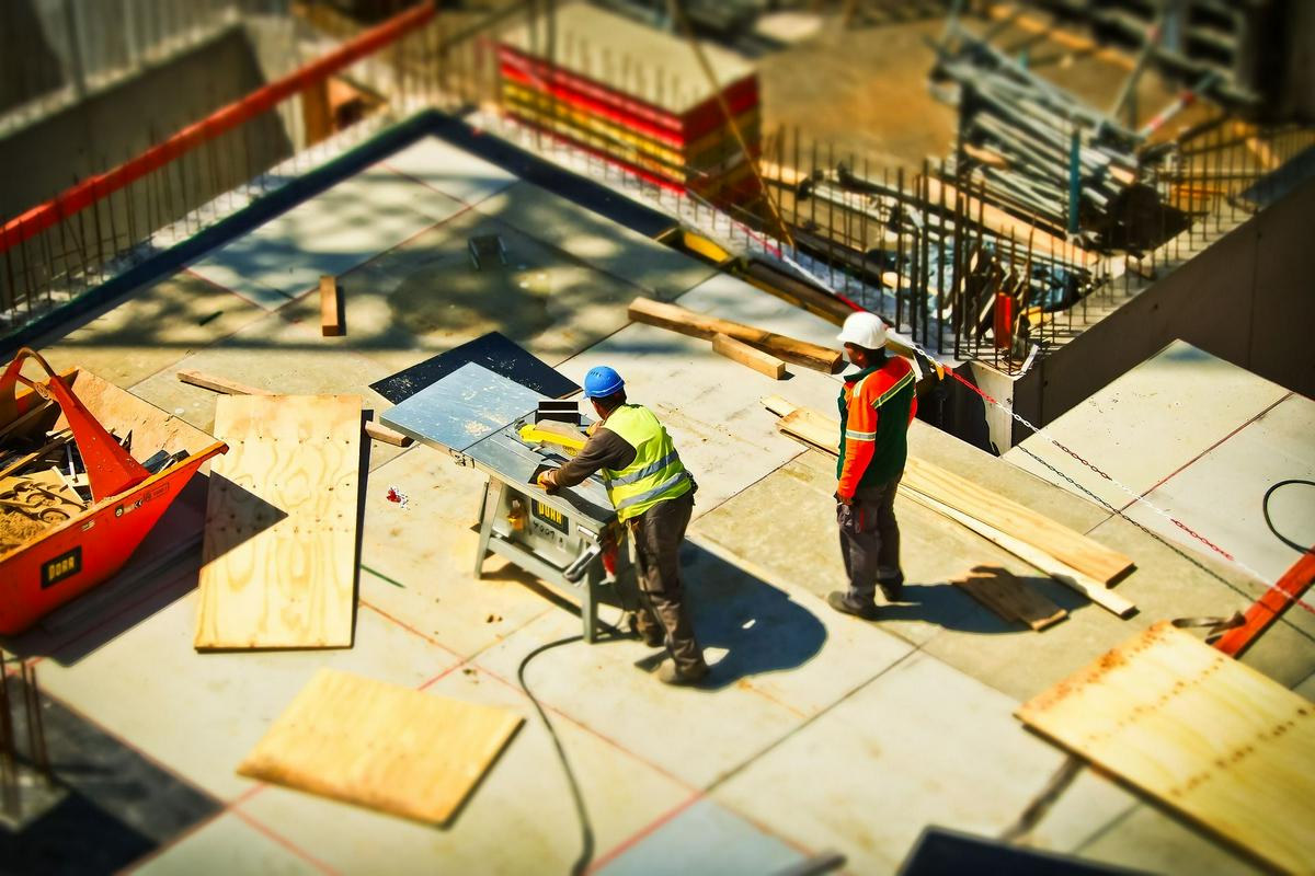Naglušnosti so izpostavljeni delavci, ki delajo v močno hrupnem okolju npr. v gradbeništvu. Foto: Pixabay