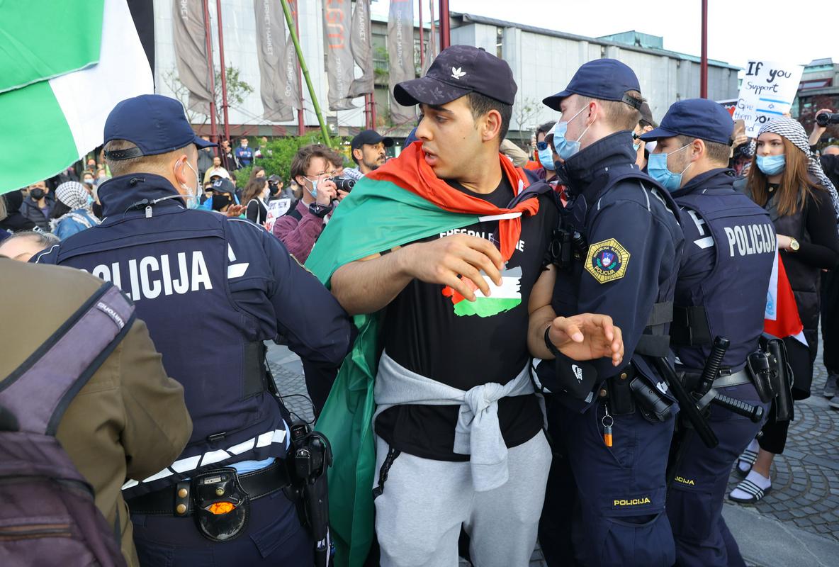 Zadnji petkovi protesti v Ljubljani. Foto: BoBo