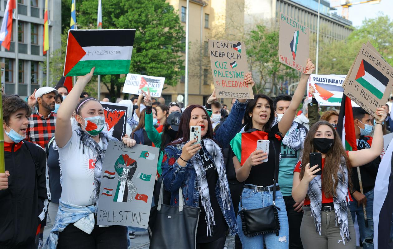 Trg republike so ob tokratnem petkovem protivladnem protestu preplavile palestinske zastave. Foto: BoBo