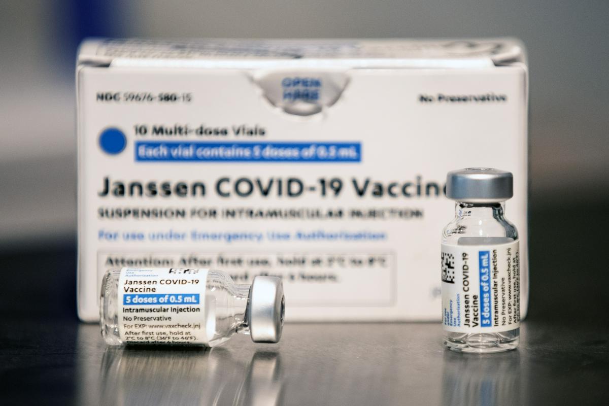 Na cepilnih mestih je bilo daleč največje povpraševanje po cepivu Janssen, pri katerem je dovolj zgolj en odmerek. Zato ga zmanjkuje. Foto: EPA