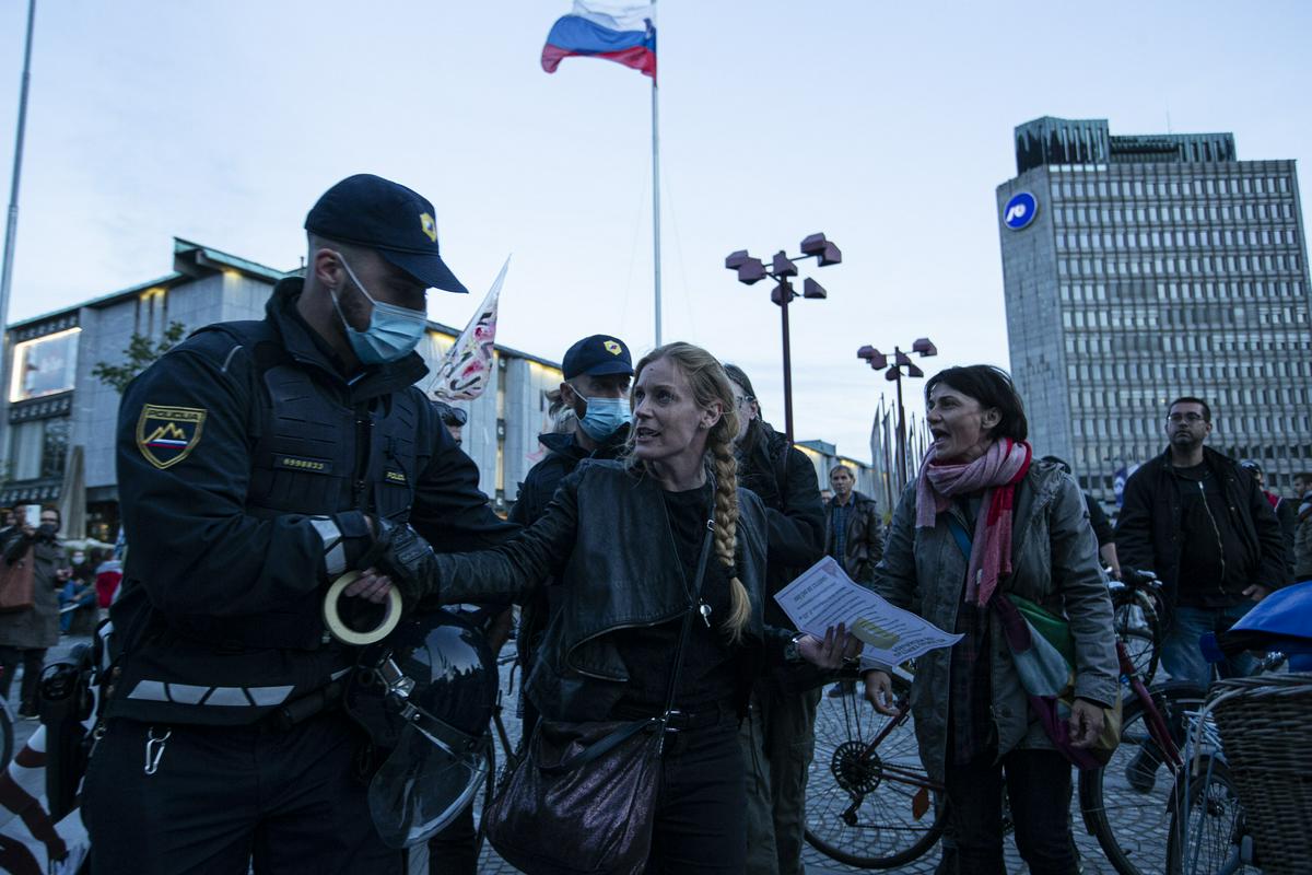 Protestnica Tea Jarc je opozorila, da mora policija delovati neodvisno od vladajoče oblasti in biti na strani ljudi ter jih varovati. Foto: Željko Stevanić