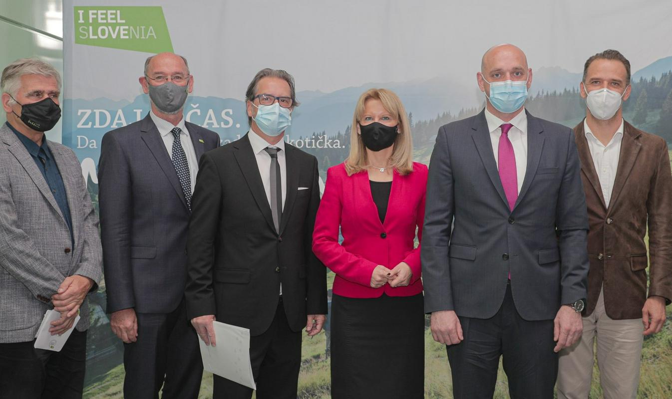Na eni izmed prvih tiskovnih konferenc po pandemiji so se (končno) v živo zbrali tudi vsi odločevalci slovenskega turizma. Foto: STO