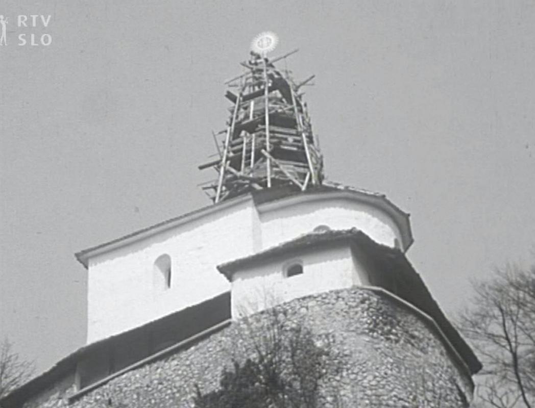 Obnova strehe v 60. letih. Foto: Drago Kocjančič, Arhiv RTV