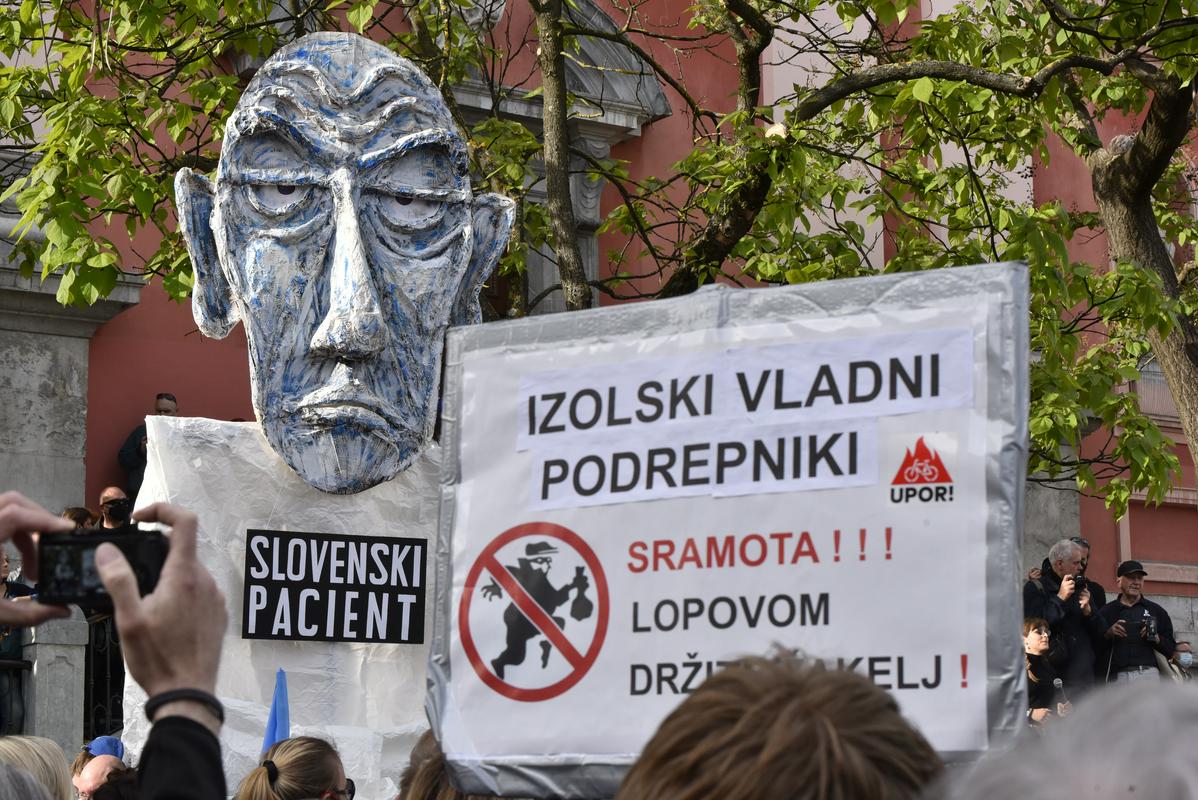 Na protestih je pogosto prisotna maskota Janeza Janše. Foto: BoBo