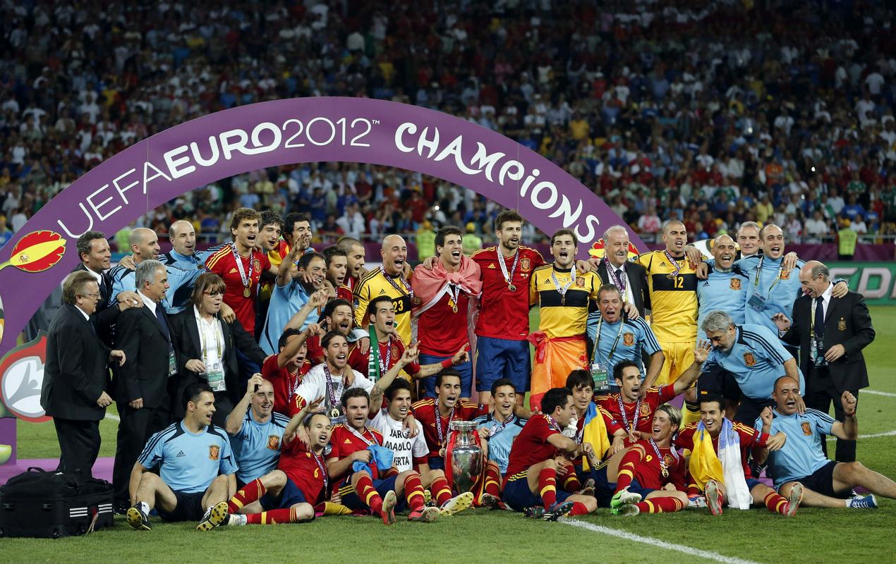 Španci so leta 2012 osvojili tretjo zaporedno veliko tekmovanje. Julija 2010 so postali tudi svetovni prvaki v Južni Afriki. Foto: AP