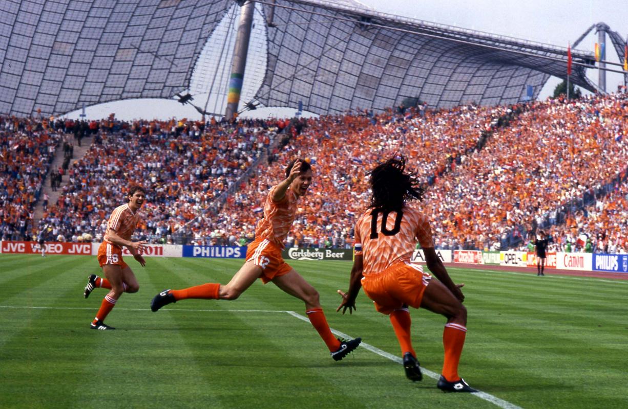 Marco van Basten in Ruud Gullit sta na olimpijskem stadionu v Münchnu zagotovila Nizozemski edino zmago na velikih tekmovanjih do zdaj. Foto: AP
