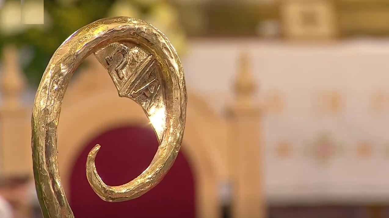 Zlata škofovska palica. Foto: TV Slovenija, zajem zaslona