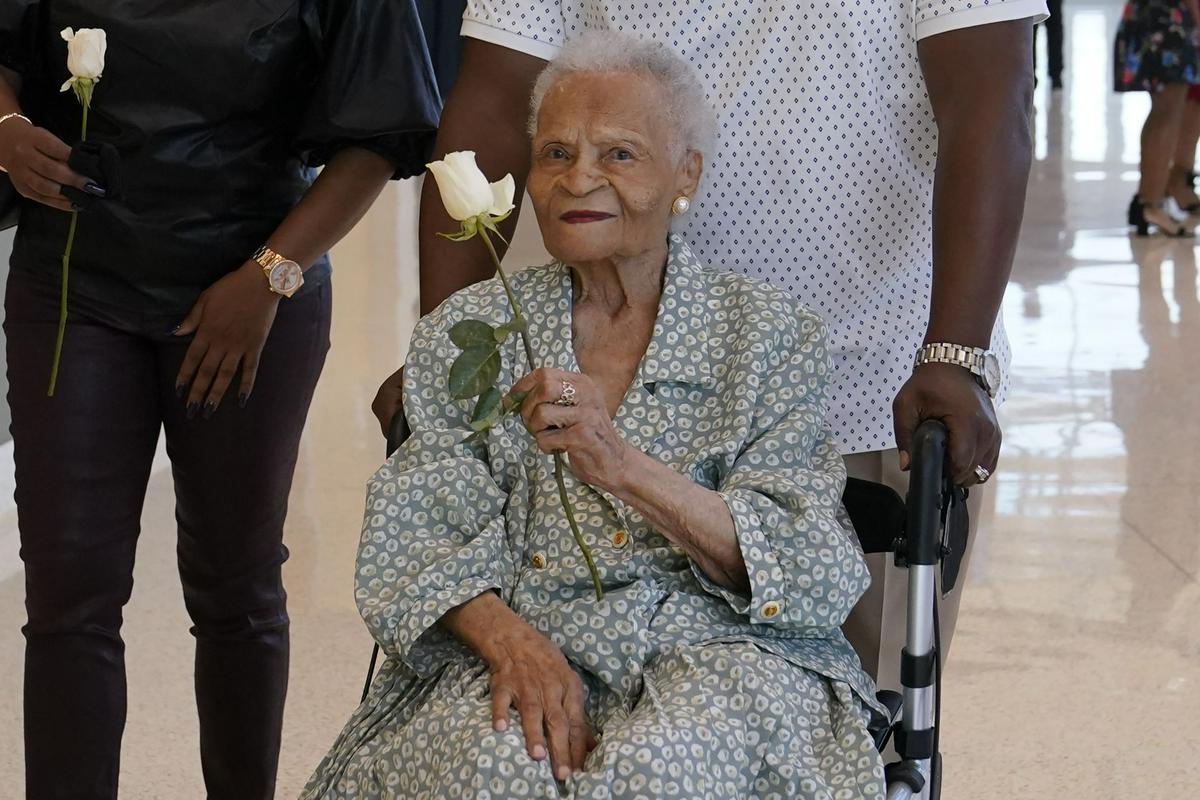 107-letna Viole Fletcher je še danes pretresena nad pokolom, izvedenim pred stotimi leti. Foto: AP