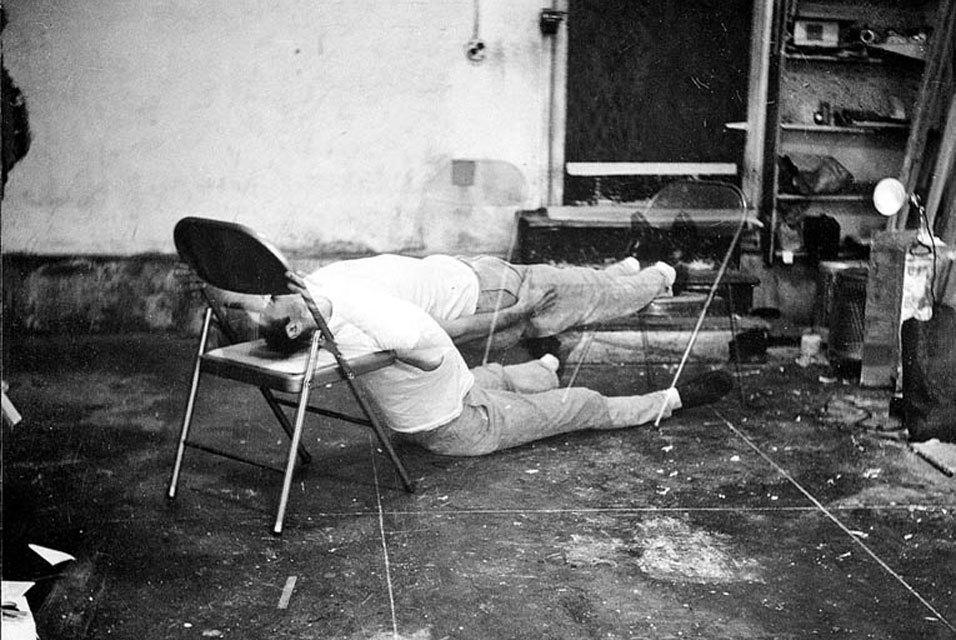 Performans Brucea Naumana Failing to Levitate in the Studio (1966). Trend t. i. plankinga prikliče v spomin posege umetnikov, kot so Bruce Nauman, Charles Ray in Robert Kinmont. Ti posegi nimajo drugega namena kot uprizoriti izrazne možnosti človeškega telesa z ustvarjanjem potujitvenih situacij. Foto: www.greatwallofmemes.com