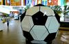 Velikanska nogometna žoga, izdelana iz legokock