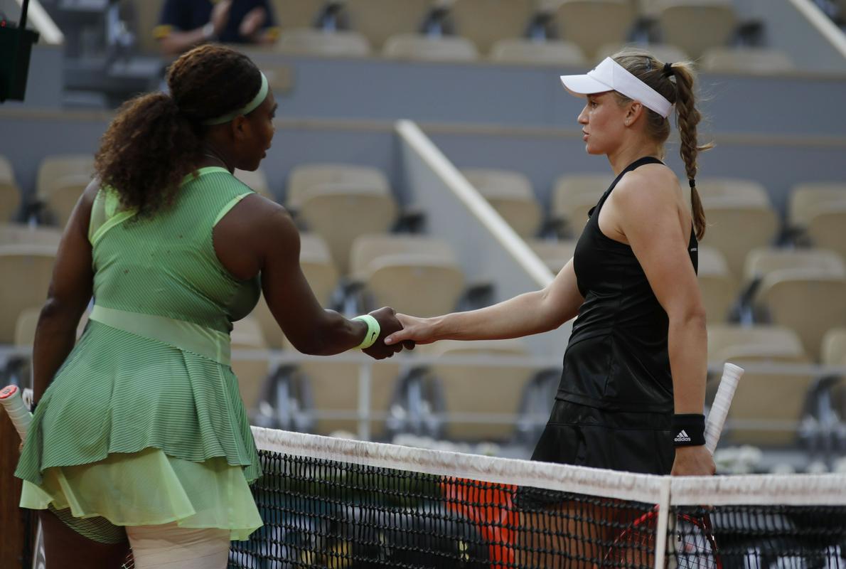 Serena Williams že štiri leta in pol ni osvojila turnirja za grand slam. Tokrat je bila popolnoma nemočna proti Jeleni Ribakini. Foto: Reuters