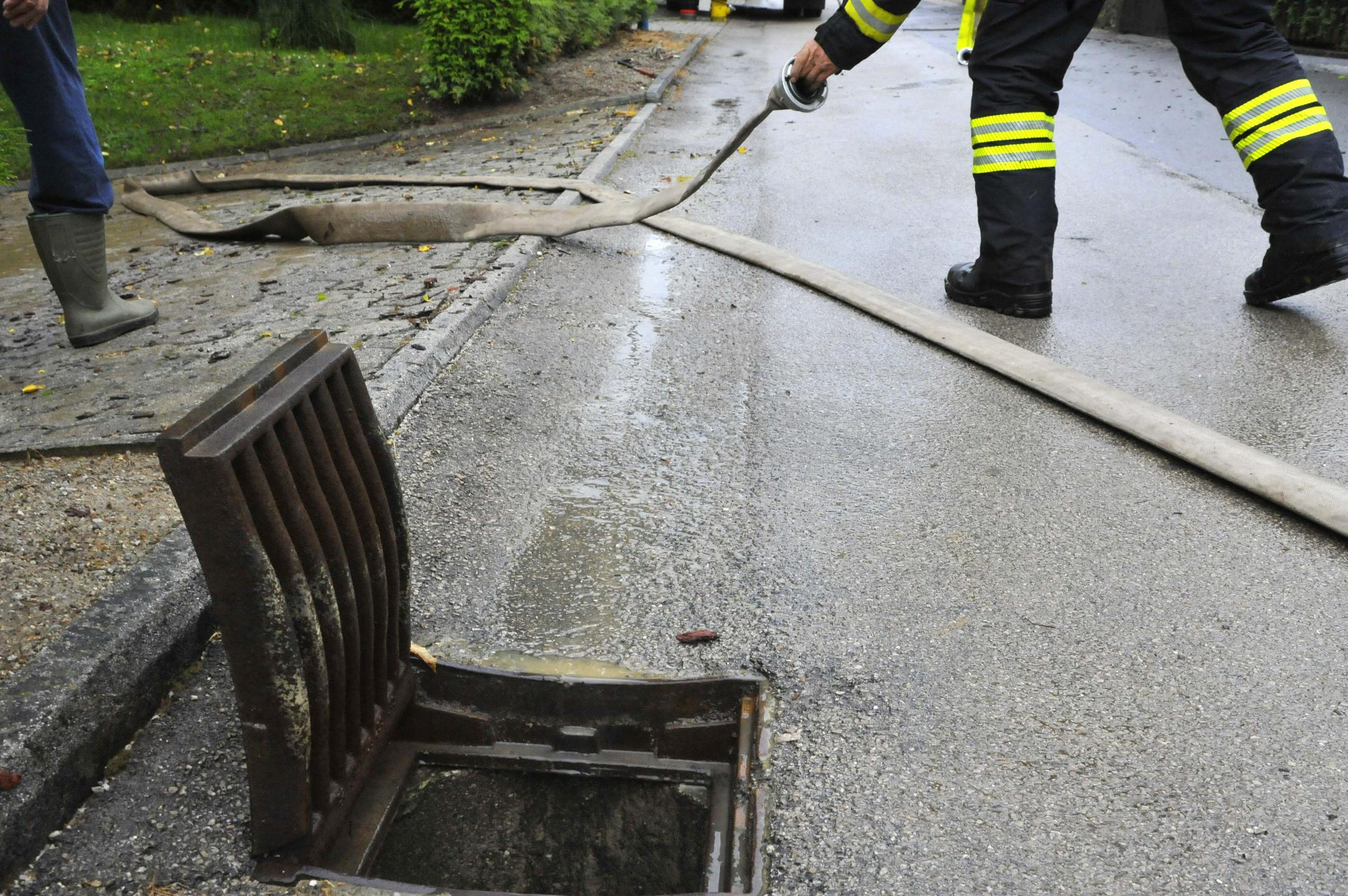 Neurje na Štajerskem podiralo drevesa in zalivalo kleti. V Ljubljani težave z meteorno vodo.